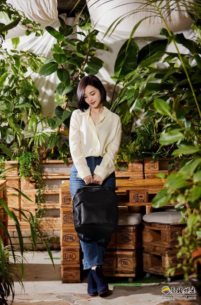 田美都近日成为某品牌新的形象代言人，并在近日拍摄了该品牌最新宣传照