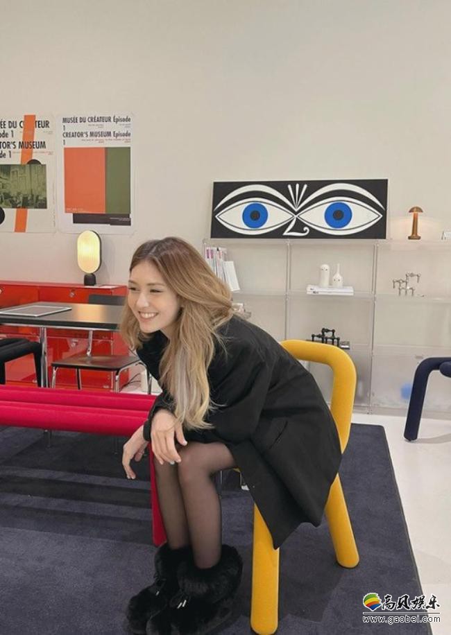 全昭弥近日在SNS发布一组近照，黑丝美腿！展示出众美貌和完美比例身材