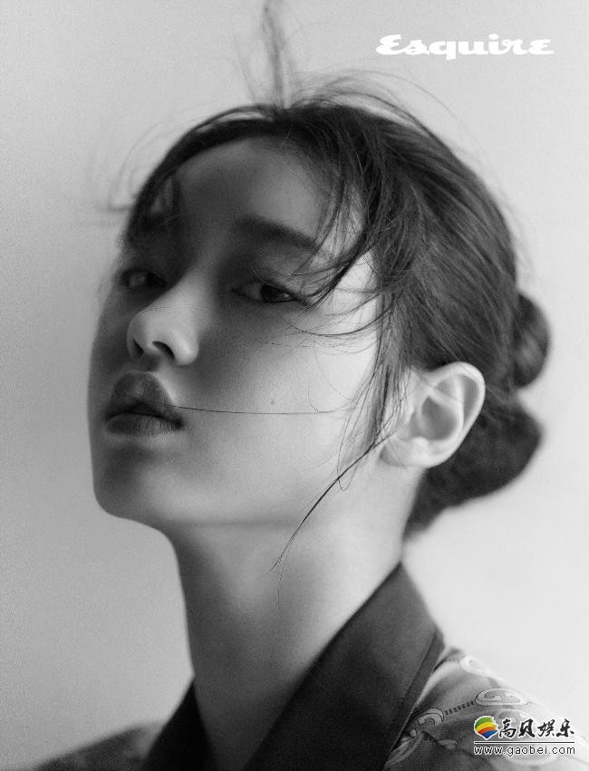 OH MY GIRL成员YooA为某杂志最新一期拍摄写真，灵动少女感扑面而来