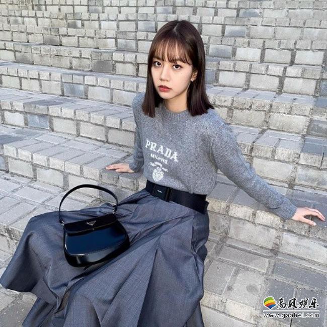 李惠利近日在SNS发布一组自己的近照，日常装扮吸引了广大粉丝们的目光