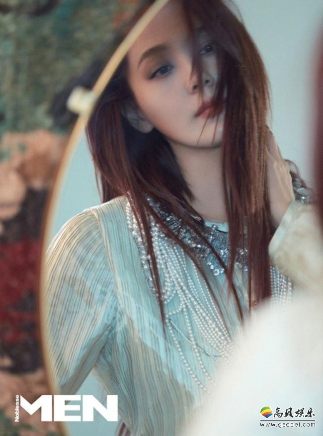 柳真近日拍摄一组杂志写真照，与生俱来的时尚得体打扮展示优雅迷人魅力