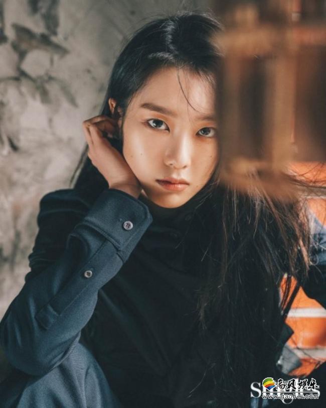 OH MY GIRL金祉呼为某杂志最新一期拍摄写真照，淑女气质展现一览无余