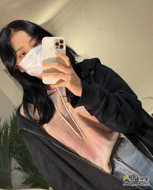 BLACKPINK成员JISOO发布自拍照，佩戴口罩遮面，依旧展示其出众美貌