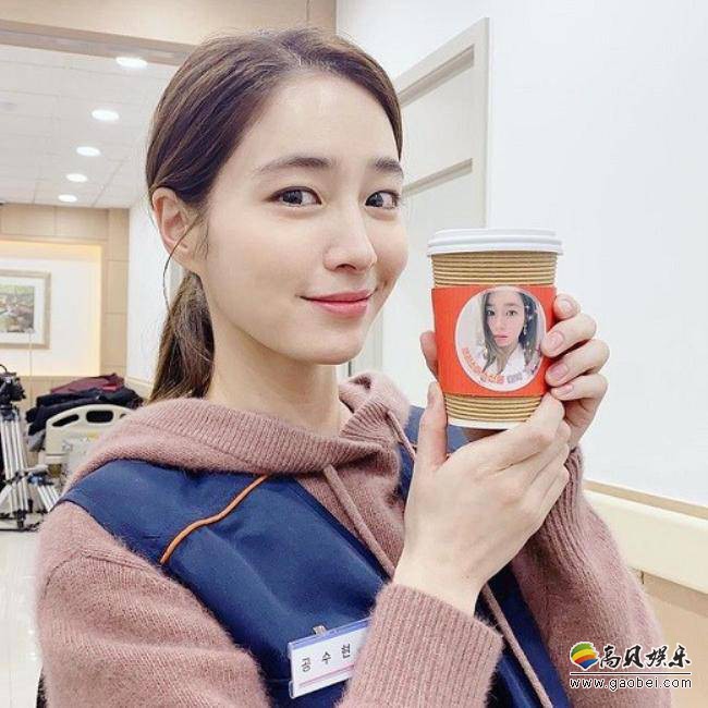 李珉廷发布在新片《圣诞节的礼物》片场拍摄照片，捧着饮料搞怪表情超赞