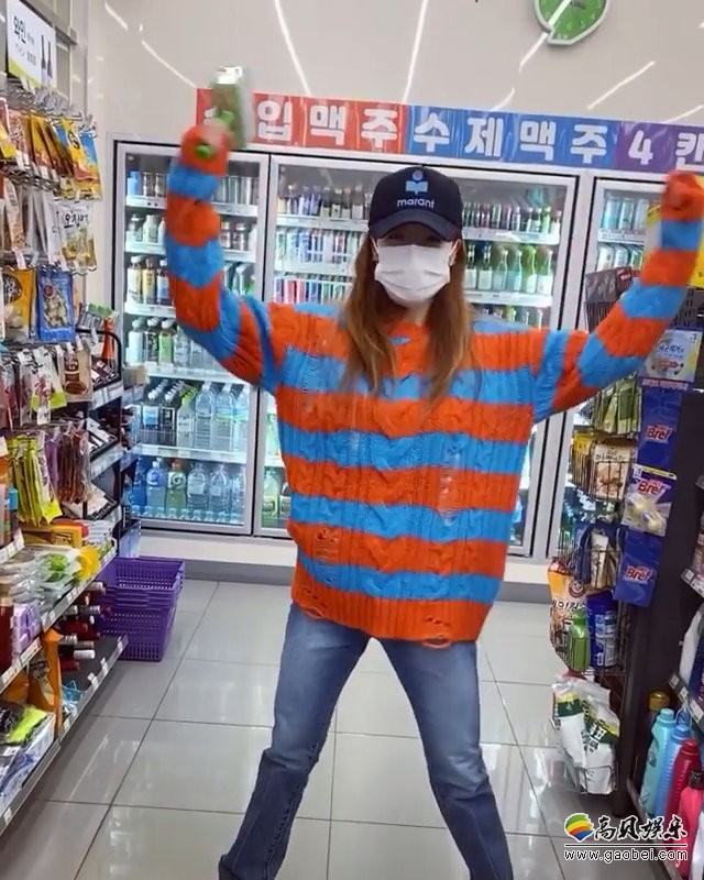 泫雅近日晒出一段视频：身穿条纹毛衣，口罩遮面，直接在便利店活力起舞