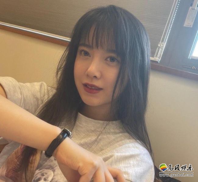 具惠善近日在SNS发布一组近照，依旧精致的颜值吸引了广大粉丝们的目光