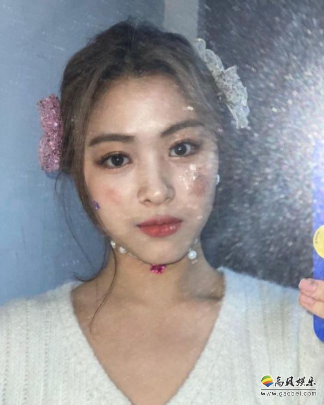 ITZY成员申留真近日在社交网络留言“Stylist-AELLA”发布一组最新自拍照