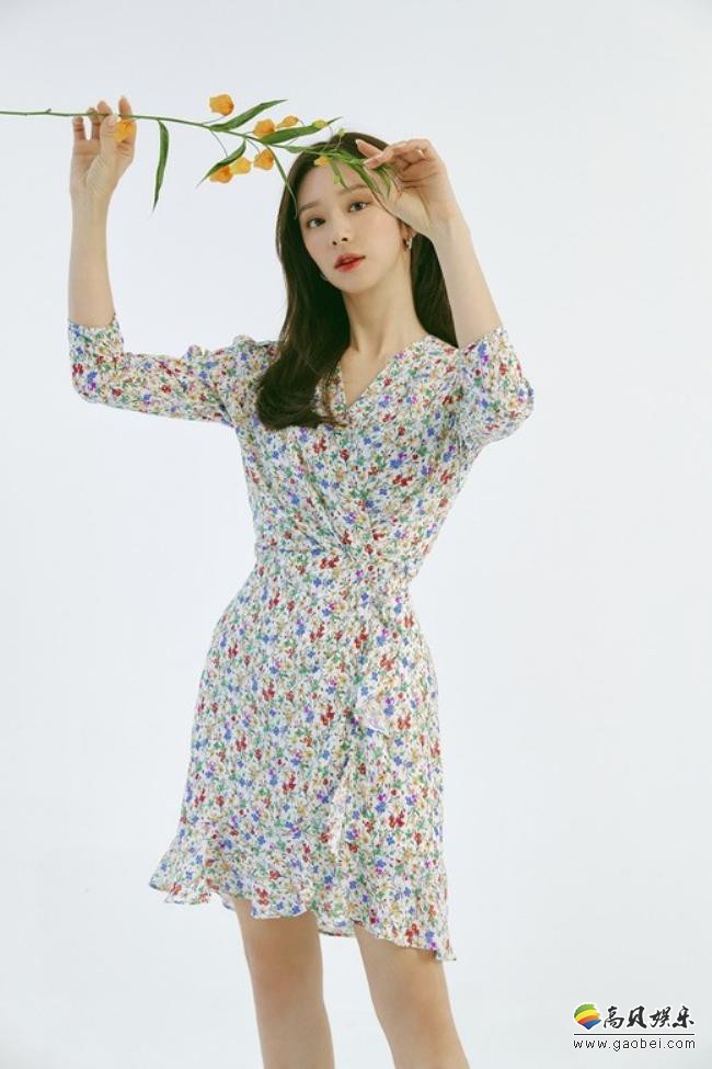 李珠彬近日为代言的女装品牌拍摄最新宣传照，自然时尚范展现的淋漓尽致