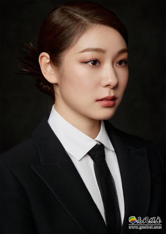 金妍儿参加某品牌纪念妇女节举行活动，拍摄西装写真，端庄气场油然而生