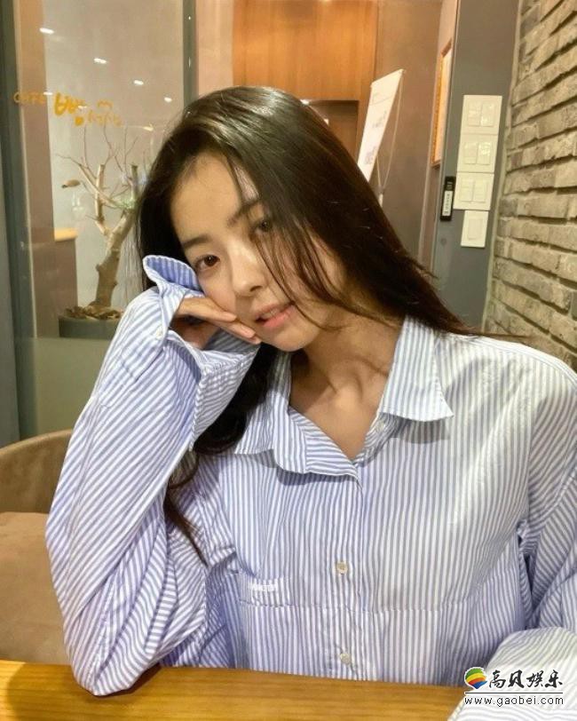 林娜荣近日在SNS发布一组自己近照，安静乖巧模样吸引广大粉丝们的目光