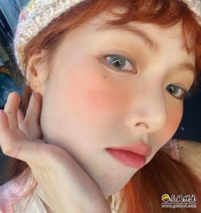 泫雅近日发布一组近照“小野马”粉嫩妆容出镜，吸引了广大粉丝们的目光