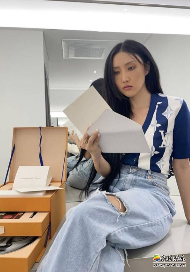 MAMAMOO华莎近日发布近照，认真欧尼工作状态入镜，吸引粉丝的眼球
