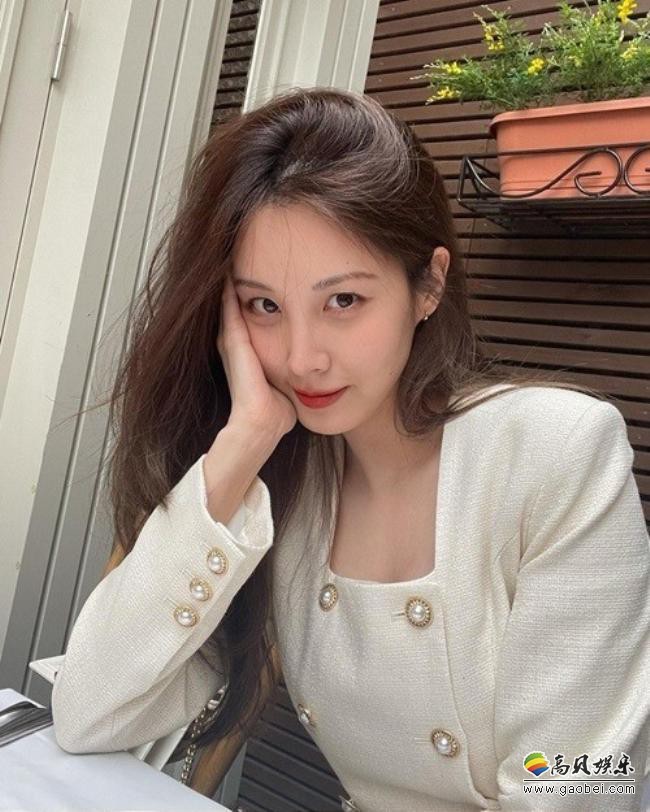 少女时代徐贤近日在社交网站发布近照，久违晒照依旧吸引广大粉丝们目光