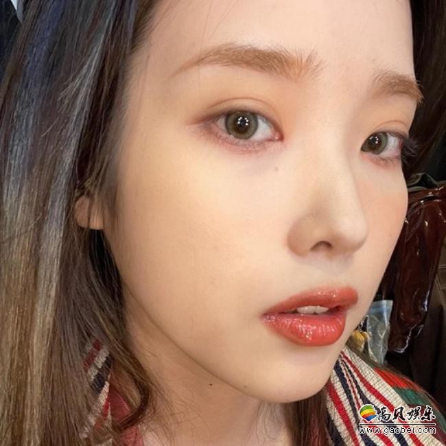 IU近日在社交网络发布近照，区别于以往清纯风格，吸引了广大粉丝们目光