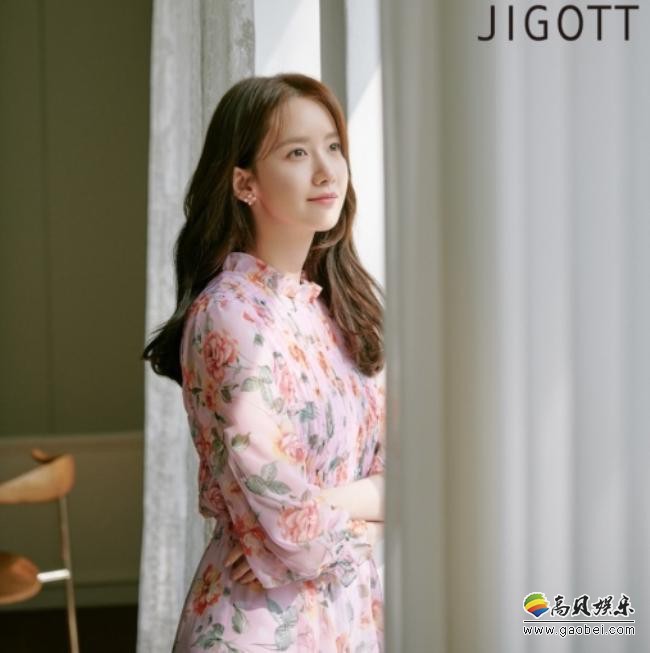 少女时代林允儿为代言女装品牌拍摄最新宣传照，她身着春季新款气质出众
