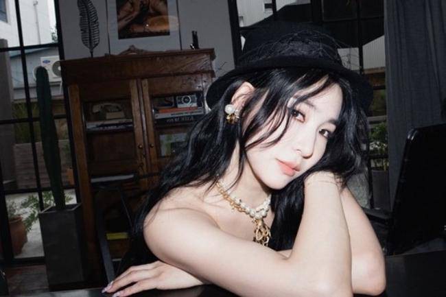 少女时代tifanny近日发布一组近照，以其出众的性感美貌吸引粉丝们的目光