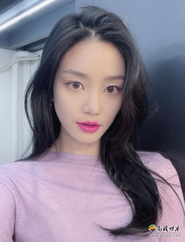 李侑菲近日发布一组杂志封面拍摄现场照，胸前花朵刺青图案非常惹人注目