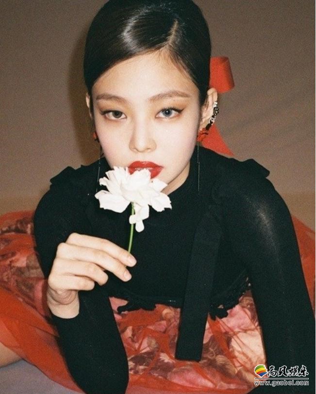 BLACKPINK成员JENNIE近日发布近照，性感红唇妆容吸引了广大粉丝目光