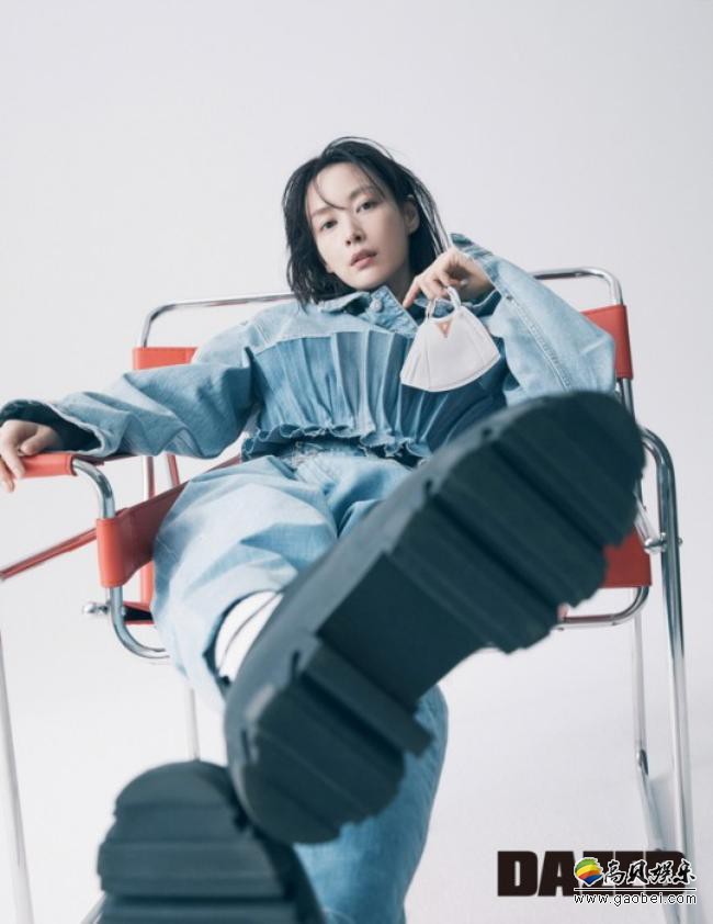 李娜英为某杂志最新一期拍摄了口罩主题时装写真，独特视角展现抗疫元素