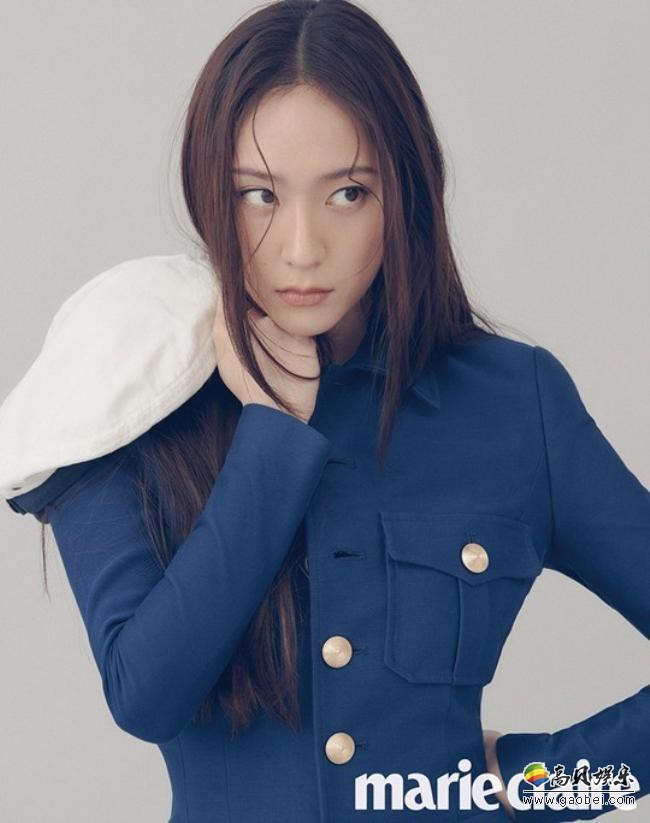 Krystal近日为某女装品牌拍摄宣传照，依旧是熟悉的“冰山女王”独特魅力