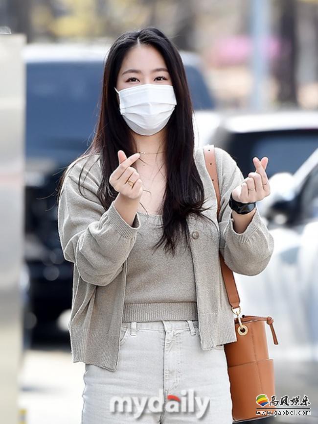 昭宥作为特别嘉宾出演电台节目，她口罩遮面仍然礼貌热情与媒体粉丝问候
