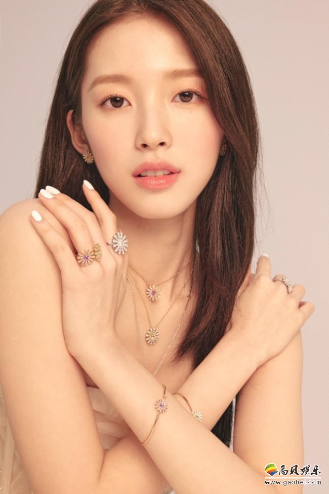 OH MY GILRL成员ARIN为某珠宝品牌拍摄最新宣传照，展现惊艳清纯美貌