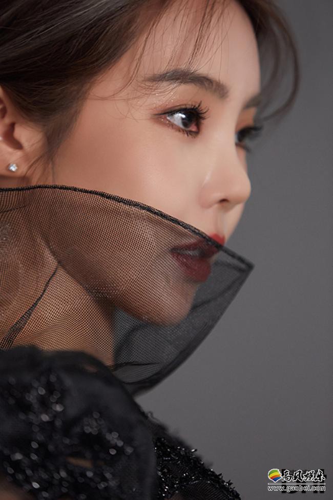 此次公开的画报中：Kim Jina突显出健康而又性感身材！深获粉丝们的喜爱