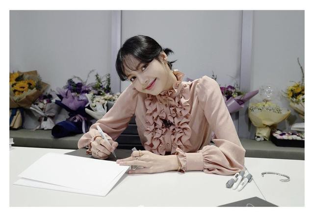 BLACKPINK成员LISA在社交平台分享近照，粉色衬衫牛仔裤！辣妹变甜妹
