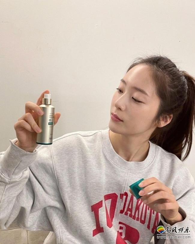 郑秀晶近日在社交网络发布近照，以其出众的美貌吸引了广大粉丝们的目光