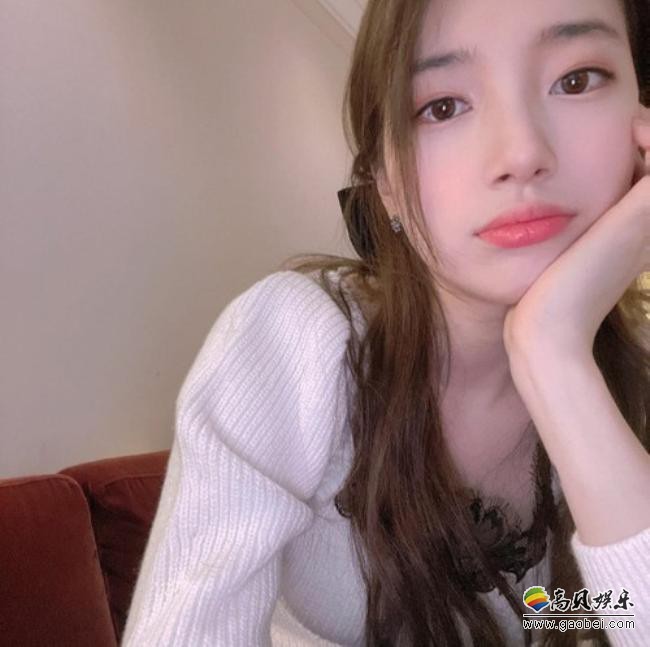 秀智近日在SNS发布一组近照，大秀日常清纯美貌而吸引了广大粉丝的目光