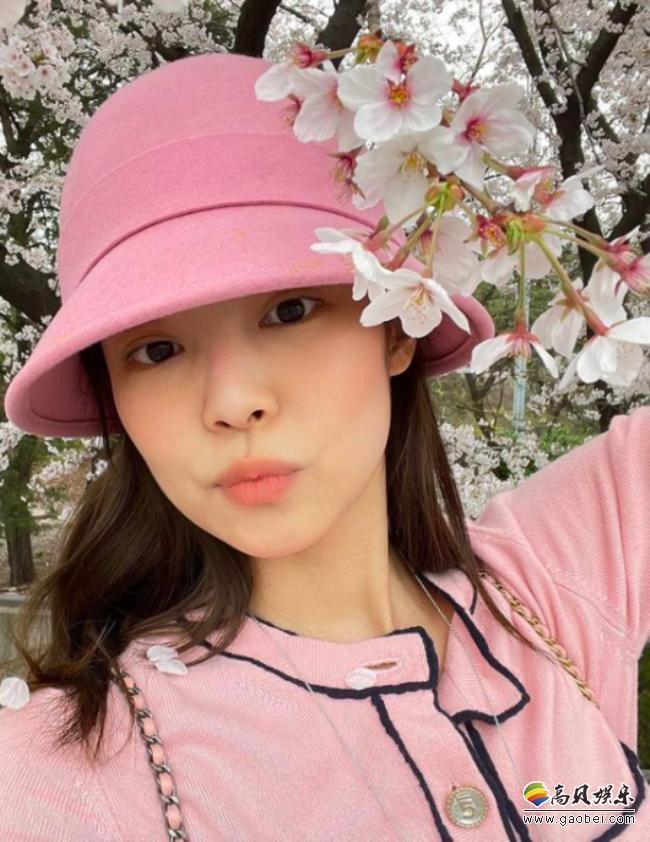 BLACKPINK成员JENNIE近日在社交网络发布近照，流连花朵之中赏花自拍
