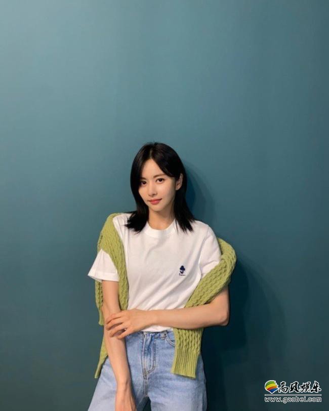 韩宝凛近日在社交网络发布一组近照，大秀其出众美貌而吸引粉丝们的目光