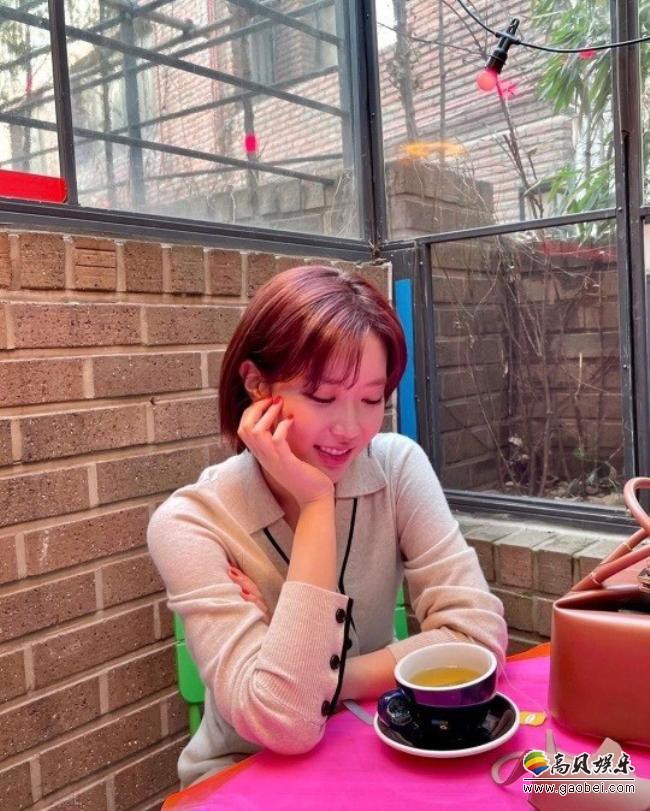 林秀香近日在社交网站发布近照，以其出众的精致美貌吸引了粉丝们的目光