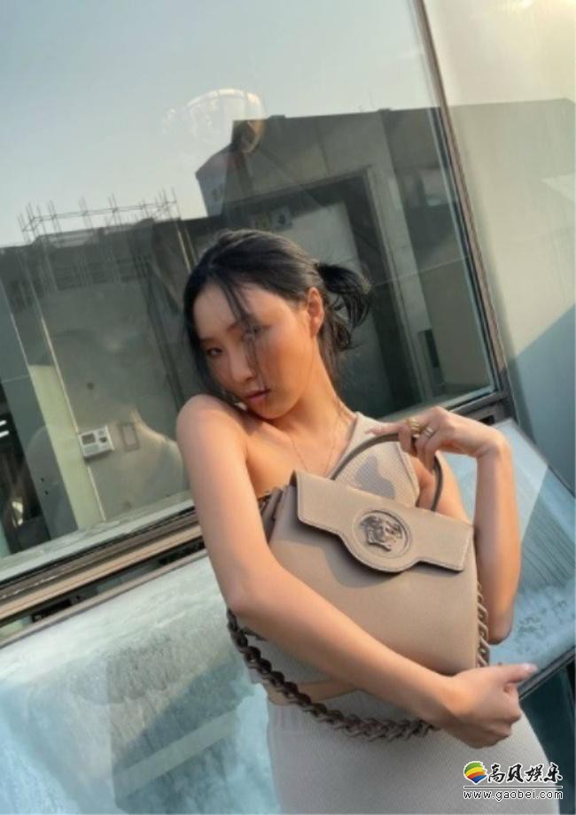 MAMAMOO华莎近日发布近照，大秀完美比例身材，吸引众多粉丝的目光
