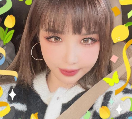 2NE1前成员朴春在社交平台分享近照，白色背心浓妆自拍，做出嘟嘴表情