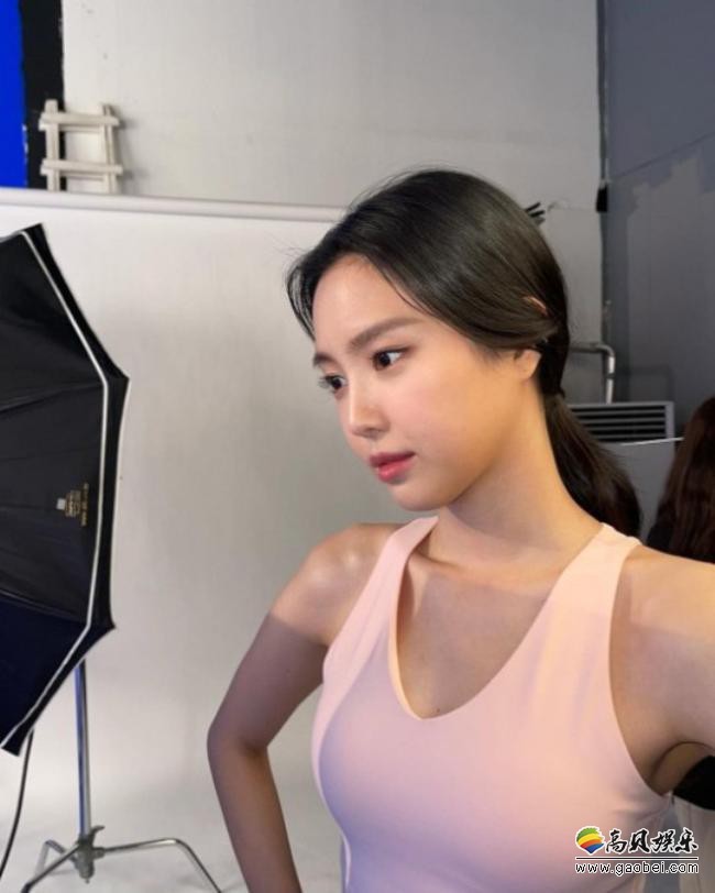 Apink孙娜恩发布她在广告拍摄现场的照片，身着瑜伽服展示完美比例身材