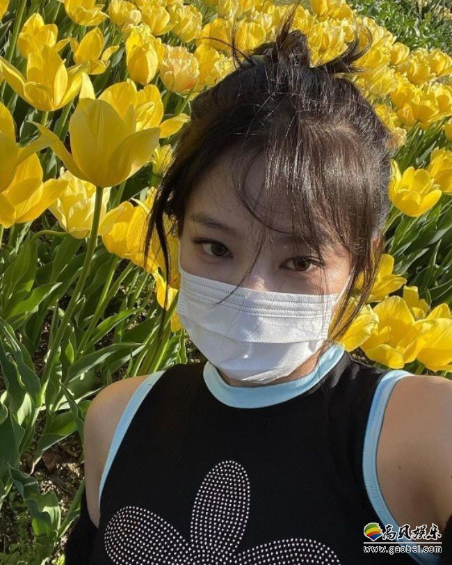 BLACKPINK成员JENNIE近日发布近照，清春朝气面貌吸引广大粉丝的目光
