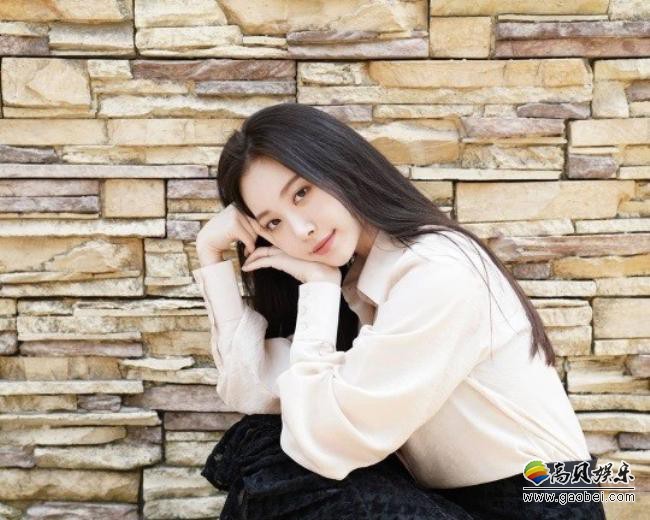 Girl's Day成员Yura近日发布一组近照，不俗颜值吸引了广大粉丝们的目光