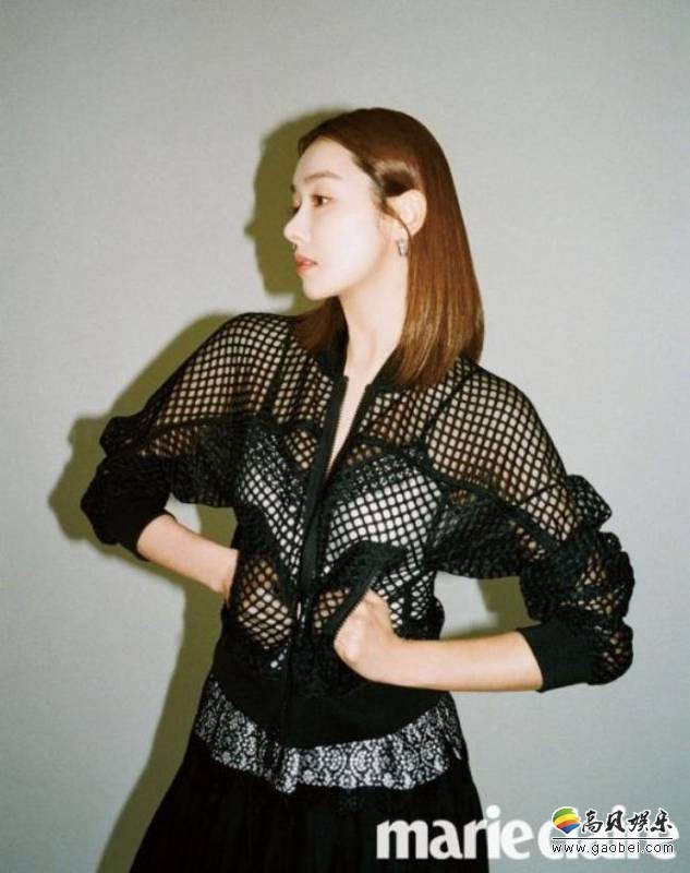 苏怡贤为某杂志最新一期拍摄写真，依旧展现出专属“韩剧女神”时尚气场