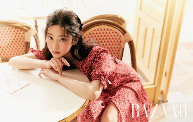 IZONE金珉周近日为某杂志最新一期拍摄写真，依旧是团队组合“公主范”