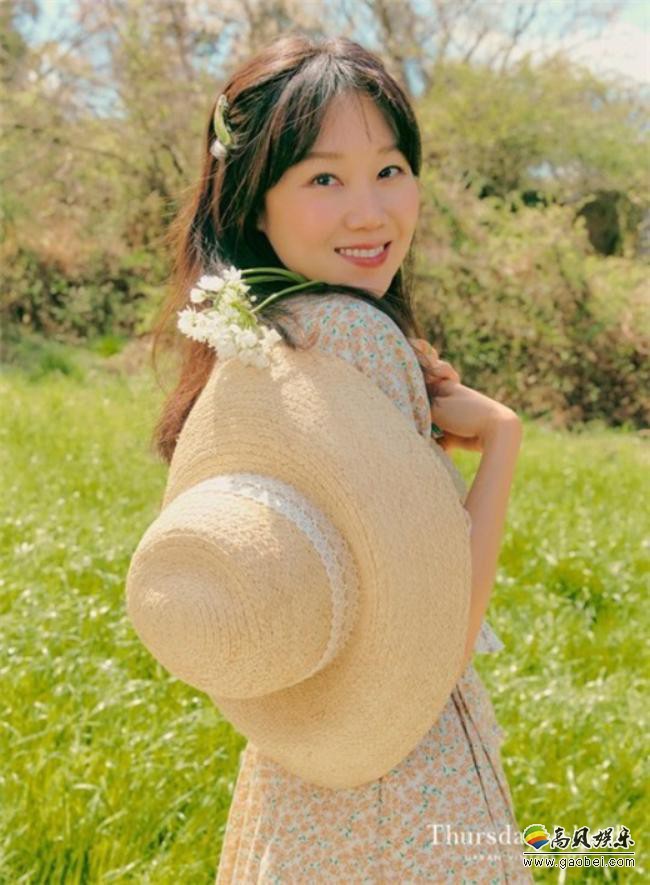 公开的画报以“Cool Picnic”为主题，孔晓振展现独一无二可爱阳光魅力