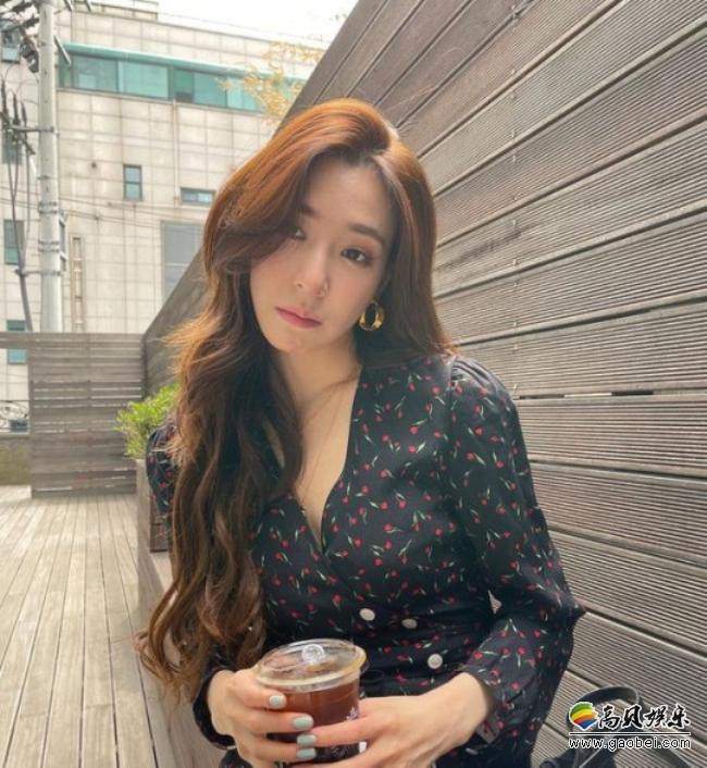Tiffany(黄美英)近日在SNS留言并发布一组近照，吸引了广大粉丝们的目光