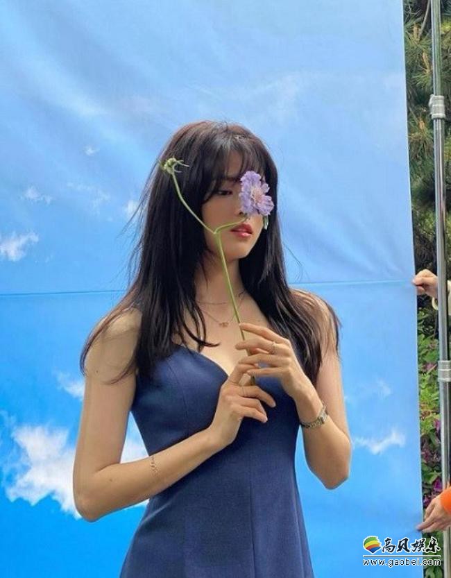 韩素希近日在社交网络发布一组近照，以其出众的美貌吸引了广大粉丝目光