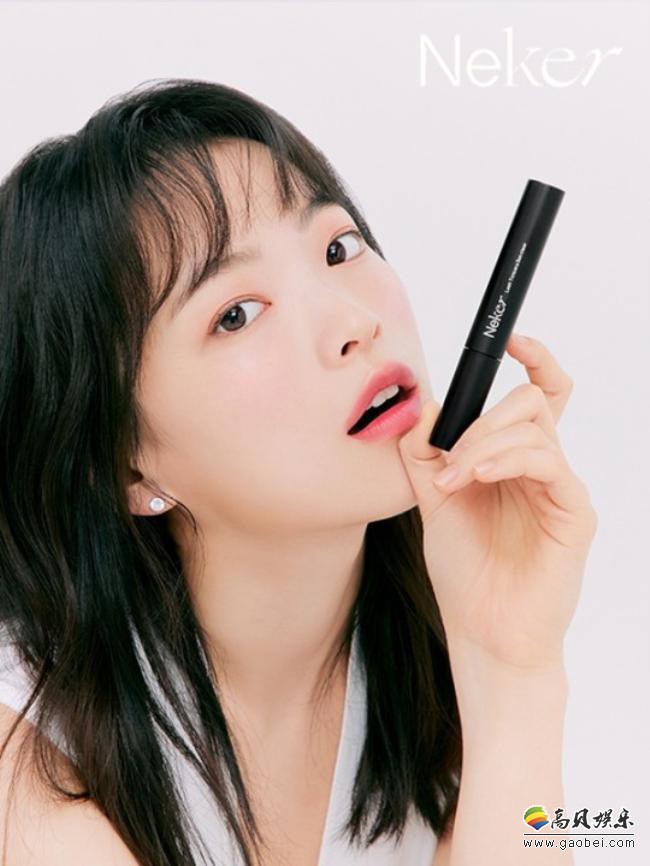 千禹熙为某美妆品牌拍摄最新宣传照，白皙皮肤＋精致妆容衬托出代言产品
