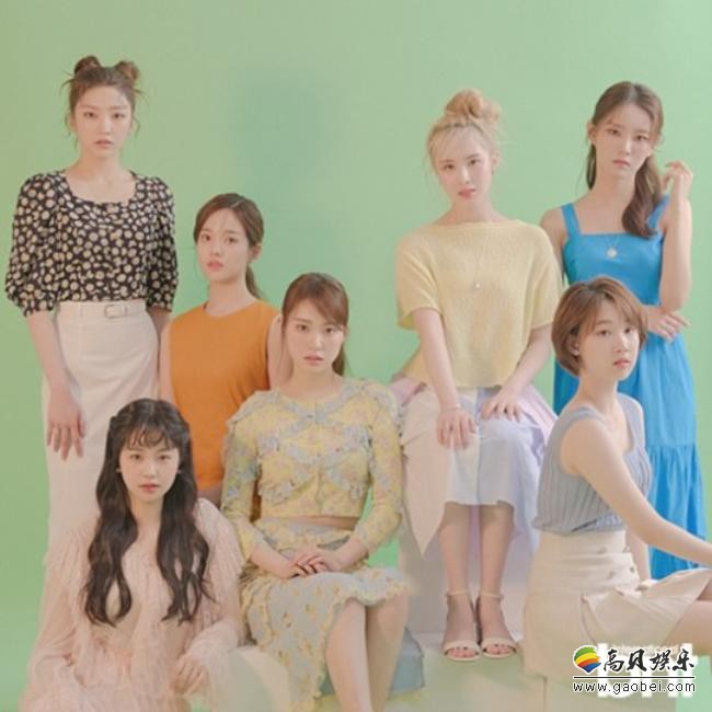 Weeekly近日受邀为某杂志最新一期拍摄写真，手持鲜花体现青春少女魅力