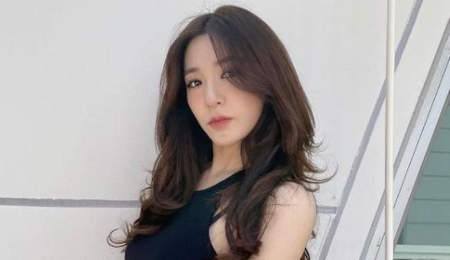 Tiffany(黄美英)近日发布一组自己近照，时尚气质吸引了广大粉丝们的目光