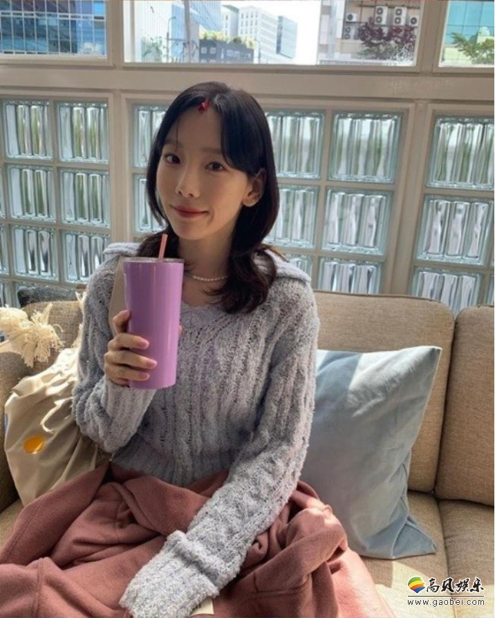少女时代泰妍近日在社交网络发布近照，以其出众美貌吸引了广大粉丝目光