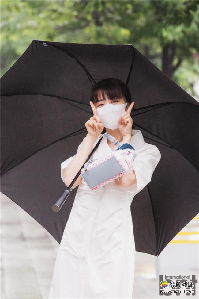 朴河宣录制节目身穿白色连衣裙亮相上班路，阴雨天也露出暖心治愈系笑容