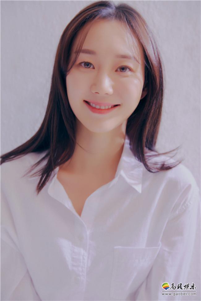 所属社公开李裕英全新个人简介照，以更加深邃气场和魅力吸引人们的视线