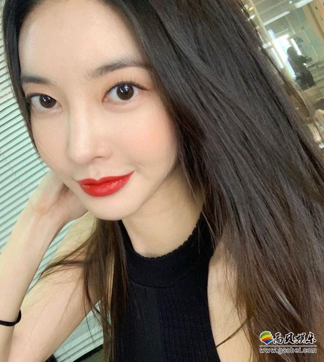 金允智社交网站发布手写信以及她和未婚夫合影！正式宣布她将于九月结婚